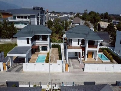 พูลวิลล่าหรู ทำเลทอง บ้านสวย สไตล์โมเดิร์น สันผักหวาน