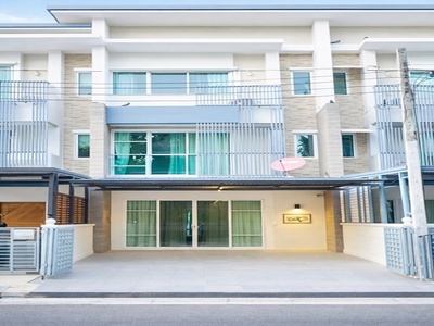 CDC500ม. ทาวน์โฮม 3ชั้น 3นอน เลียบด่วนเอกมัย เดอะ คริสตัล 800 ม.