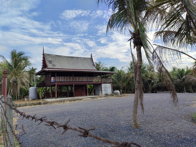 บ้านทรงไทยอายุ 100 กว่าขนาด 3ห้องเรือนไทย  ตำบลบางเค็ฒ อำเภอเขาย้อย จังหวัดเพชรบุรี