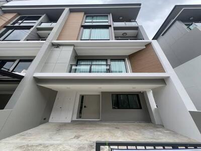 ให้เช่าทาวน์โฮม 3.5ชั้น หลังมุม Premium Place พหลโยธิน รามอินทรา