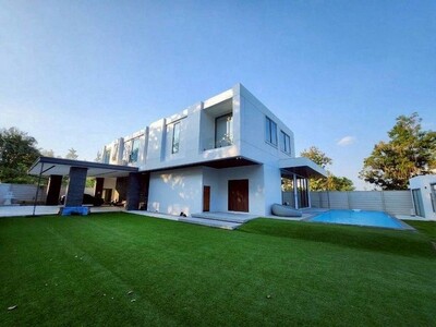 บ้านหรูสไตล์โมเดิร์น 2 ชั้น พร้อมสระน้ำและยิมส่วนตัว บวกค้าง เชีย