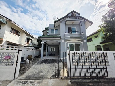 หมู่บ้านลัลลี่วิลล์ คูคต ย่านคูคต ถนนลำลูกกา-คูคต จอดรถได้ 2 คัน