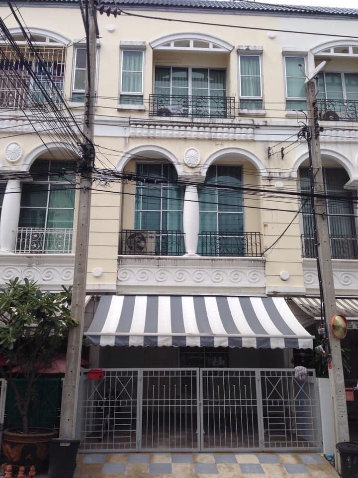 ให้เช่าทาวน์เฮาส์ 3 ชั้น  ย่านศรีนครินทร์ บ้านกลางเมือง ศรีนครินทร์  3ห้องนอน 4ห้องน้ำ มีแอร์ 5 ตัว