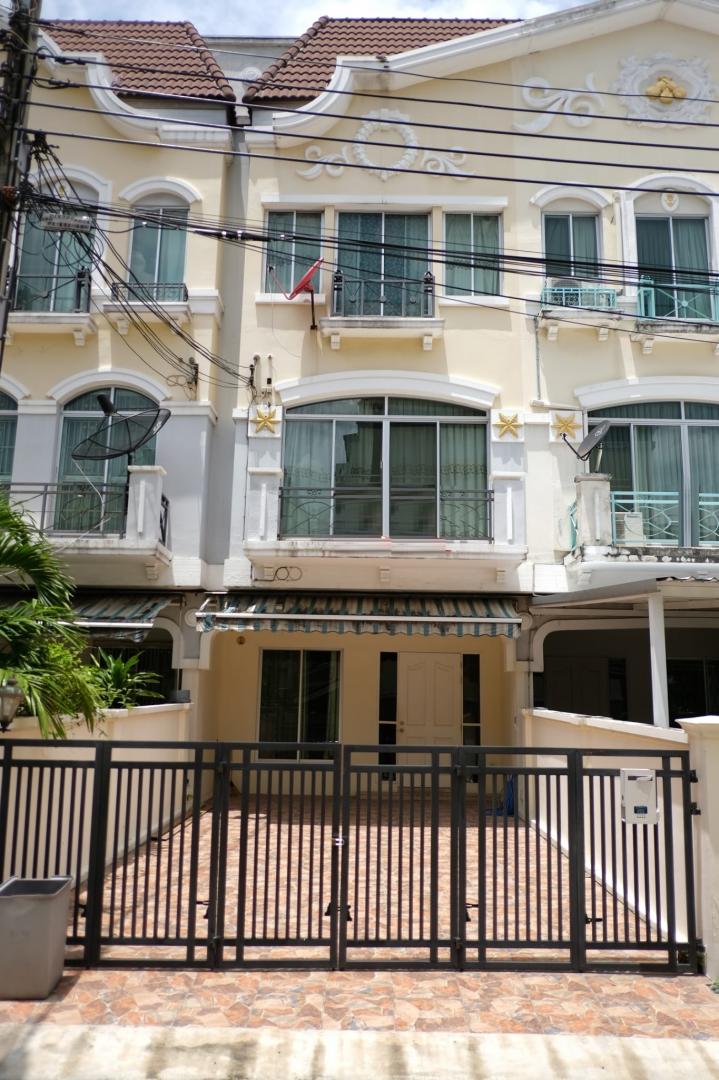 ให้เช่าและขายทาวน์โฮม 3 ชั้น ย่านศรีนครินทร์ 24 อ่อนนุช 39 มี 3 ห้องนอน 4 ห้องนอน พื้นที่ 174 ตรม.