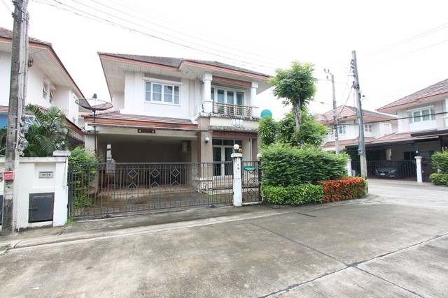 บ้านเดี่ยว  2  ชั้น หลังมุม ถนนเมน ตกแต่งแต่งสวยสไตล์  LUXRY HOME โครงการ กรองทอง ทรอปิคอล 