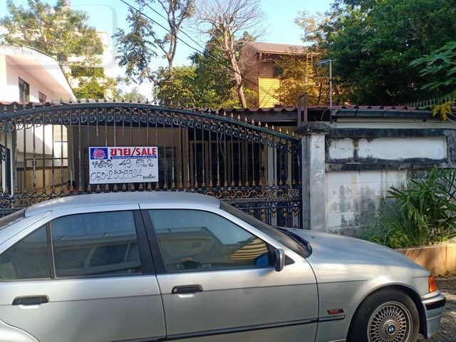 ที่ดินพร้อมสิ่งปลูกสร้าง 49 ตร.ว. ใกล้เซ็นทรัลพระราม9  ถนนพระราม9 ซ.13 เขตห้วยขวาง กรุงเทพมหานคร