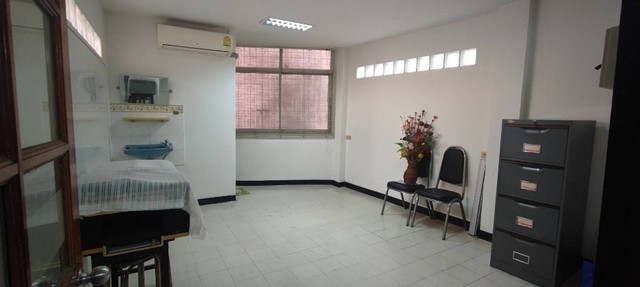 ให้เช่า สำนักงาน ขนาดเล็ก ห้องน้ำในตัว ติดบีทีเอส พระโขนง ใกล้ร้านอาหาร ญี่ปุ่น อุมะ