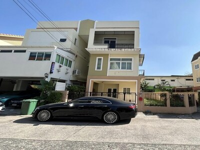 หมู่บ้านลภาวัน 17 นนทบุรี  3 ชั้น  3 ห้องนอน 4 ห้องน้ำ แอร์ 5 เคร