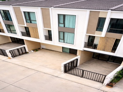 เลียบคลองหลวงแพ่ง  MRT ศรีแบริ่ง 2.4 กม.ทาวน์เฮ้าส์ 3 ชั้น 20 ตร.