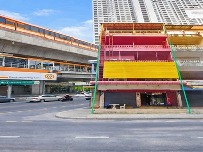 ตรงข้ามม.รามคำแหง 600 ม.  อาคารพาณิชย์ 2 คูหา 5 ชั้น 15แอร์ 14นอน