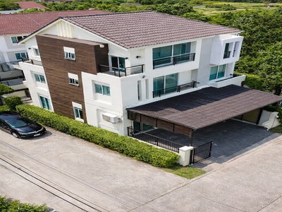  ถ.วัชรพล เวนิส ทาวน์โฮม 3 ชั้นให้เช่าหลังมุมBTSสายหยุด สะพานใหม่