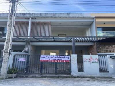 ขายทาวน์เฮ้าส์ 2 ชั้น (ขายตามสภาพ) ทำเลดี หมู่บ้านนคราศิริ จ.ชลบุ