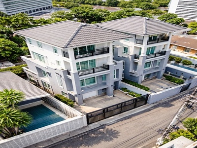 ใกล้ BTS เอกมัย 2 กม. ทาวน์โฮม 3.5 ชั้น 3นอน  27 ตร.ว. เอกมัย10-1