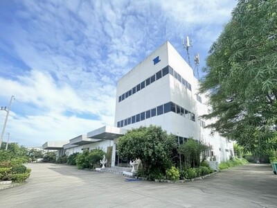 พื้นที่ใช้สอย: 6,700 ตารางเมตร: - อาคารสำนักงาน 3 ชั้น 1,320 ตร.ม