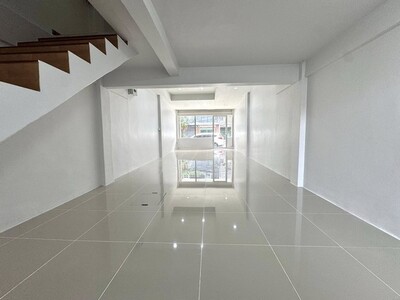 ให้เช่าตึกแถว 3.5 ชั้นไม่รวมดาดฟ้า 19 ตร.ว. ใกล้สี่แยกเหม่งจ๋าย