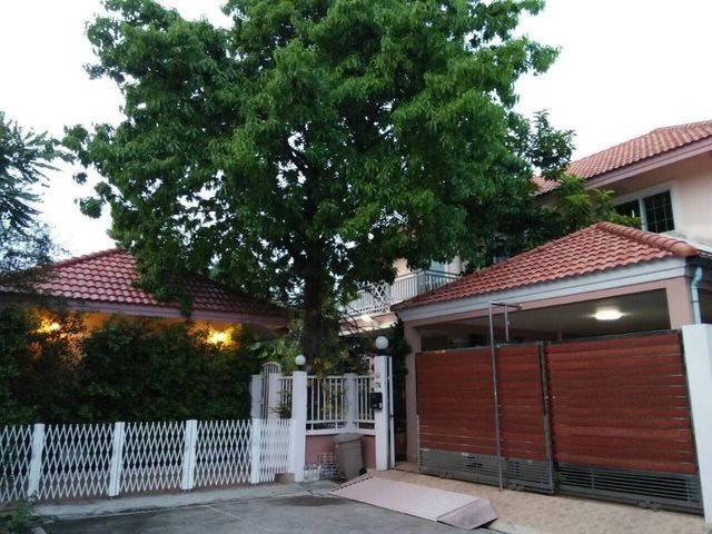 รหัสC4911 ให้เช่าบ้านเดี่ยว 2ชั้น พร้อมเรือนหลังเล็ก 1หลัง ถนนลาดพร้าวซอย64