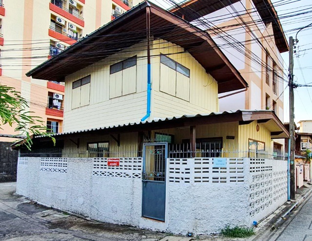 ตลิ่งชัน  20ตรว ไฟฉาย ให้เช่าบ้านไม้  MRT บางขุนนนท์ 2ชั้น 3นอน 1น้ำ 1แอร์ บรมราชชนนี  