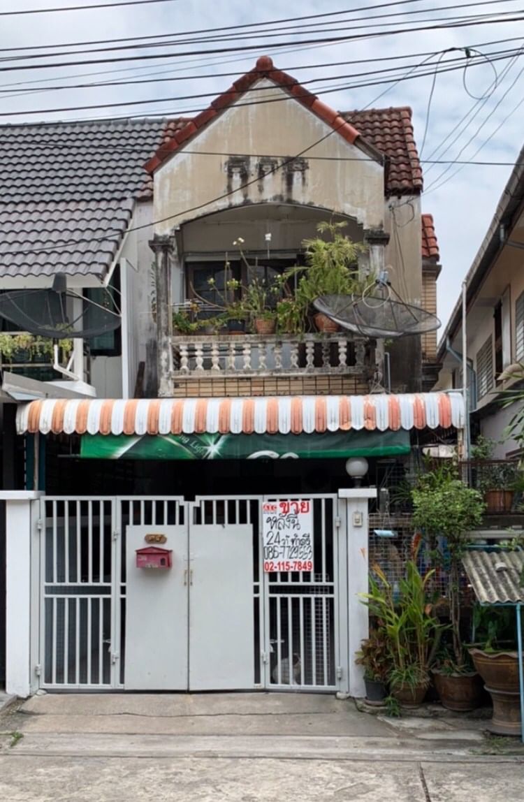 ขายทาวน์เฮ้าส์ 2ชั้น  โชคชัย 4 ซอย 50แยก2(หลังริม) 