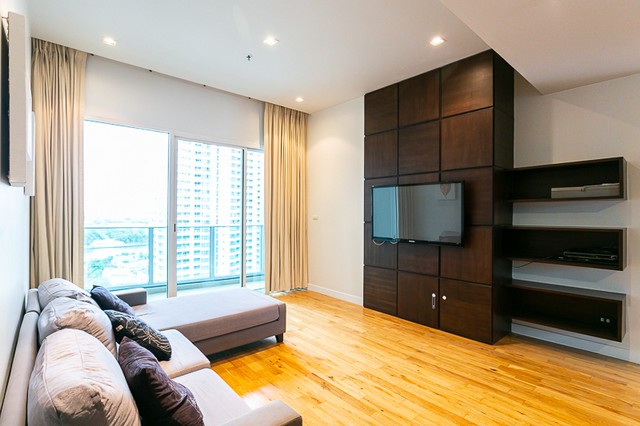 CONDOMINIUM  มิลเลนเนียม เรสซิเด้นส์  68000 thb 2 BR 128 square meter ใกล้ - ครบครัน -