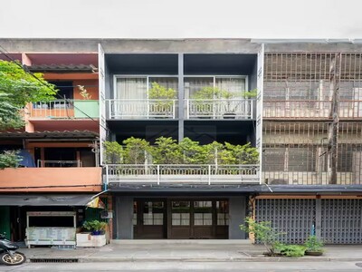 ให้เช่าตึกแถว 3 ชั้น ประมาณ 150 ตรม. ตรงข้าม The Lofts เย็นอากาศ