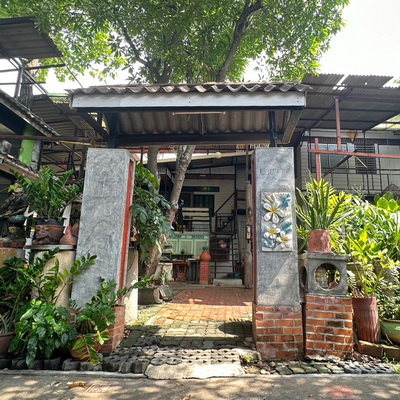 ขายที่ดินพร้อมสิ่งปลูกสร้าง ในหมู่บ้านเมืองทองโครงการ 5 ถ.บร์อนสตรีด ต.บางพูด  อ.ปากเกร็ด จ.นนทบุรี