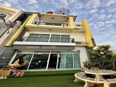 ขาย ทาวน์โฮม 3 ชั้น  เคริซทาวน์ มีนบุรี  ห้องมุม  ใกล้สุวรรณภูมิ