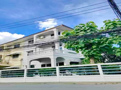 นวมินทร์ 109-113 MRT นวมินทร์ 400ม. อาคาร 3ชั้น 150ตร.วา. 5นอน 