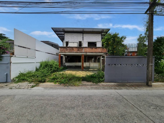 ขายที่ดินพร้อมสิ่งปลูกสร้าง  66 ตรว. สุขุมวิท 71 ซอยปรีดีพนมยงค์ 42 ***ขายตามสภาพ พร้อมให้แบบบ้านที่ทำไว้แล้ว 