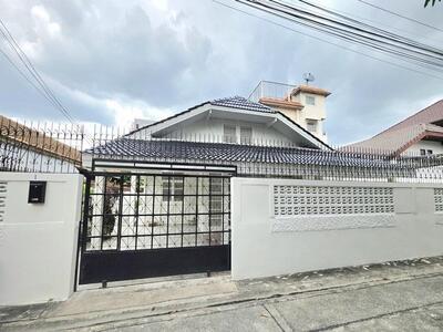 ให้เช่าบ้านเดี่ยวชั้นเดียว 4 ห้องนอน หมู่บ้านรัชดานิเวศน์ เขตห้วย