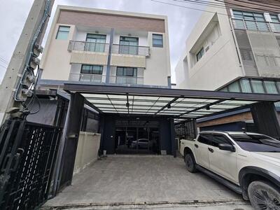  ให้เช่าโฮมออฟฟิศ 3.5 ชั้น DISTRICT ดิสทริค เอกมัย รามอินทรา 40
