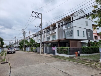 ขายทาวน์โฮม 3 ชั้น กรุงเทพกรีฑา 7 เนื้อที่ 34 ตารางวา