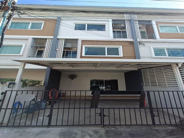 ให้เช่าทาวน์โฮม 3ชั้น ซอยพัฒนาการ 38 มีเฟอร์นิเจอร์ครบพร้อมอยู่