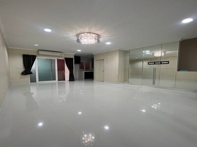 บ้านให้เช่าติดถนนพระราม9 3ชั้น หมู่บ้านกลางเมือง พระราม 9 มอเตอร์