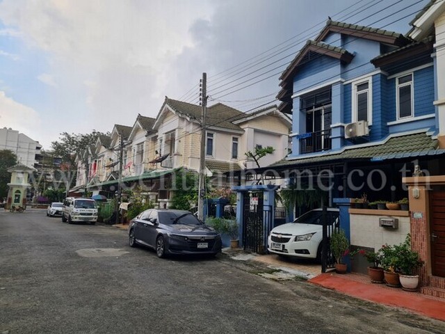 ทาวน์โฮม หมู่บ้านสิรภัทร2 อยู่ด้านหน้าโครงการ บ้านหัวมุม มีพื้นที่ ทำสวนเล็กๆ