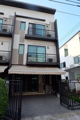 EPL-HS0980 ขายทาวน์โฮม 3 ชั้น หลังมุม นวมินทร์ 42 โครงการบ้านกลางเมือง นวมินทร์ 42 พื้นที่ 149 ตรม. 3 ห้องนอน 3 ห้องน้ำ ตกแต่งเรียบร้อย 