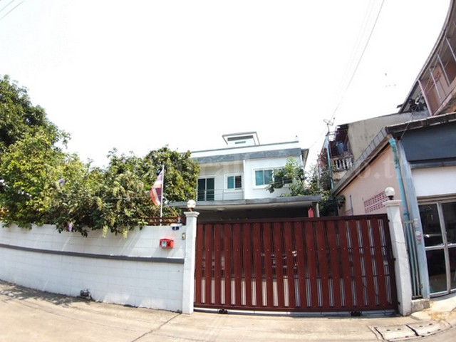 บ้านเดี่ยว 2 ชั้น ซอย เรวดี 42 ใกล้ mrt บางกะสอ มีชั้นดาดฟ้า