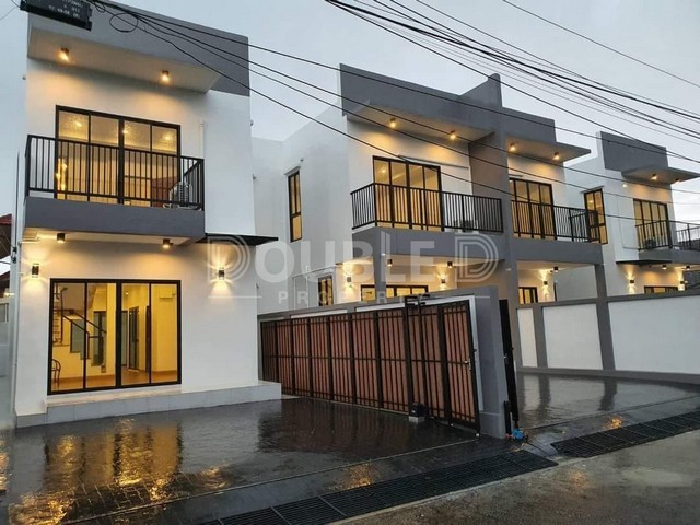 ขายบ้านแฝด 2 ชั้น ซอยโชคชัย 4 ซอย 56 2 ห้องนอน 3 ห้องน้ำ 33 ตร.วา 5.9 ล้านบาท