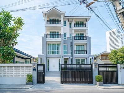 ทาวน์โฮม 3.5 ชั้น 3นอน  27 ตร.ว เอกมัย10-12 ใกล้ BTS เอกมัย 2 กม.