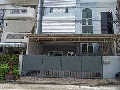 ขายทาวน์โฮม 3 ชั้น  หมู่บ้าน 84 แมนชั่น ประดิษฐ์มนูธรรม5 ลาดพร้าว