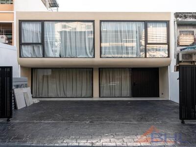 2-Story Town House Modern Style 3 Bedrooms Location in Sathorn
