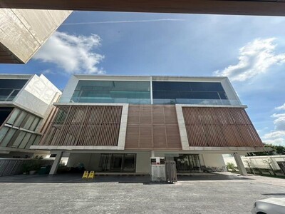 ให้เช่าโฮมออฟฟิศ 6 ชั้น 570 ตรม. ซอยรัชดา 32 เรียบหรู ใกล้ MRTลาด