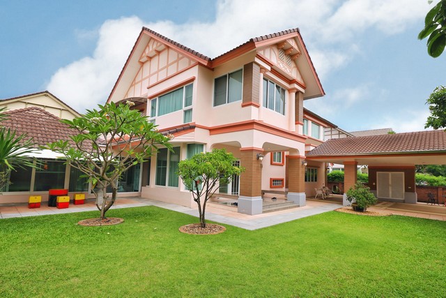 บ้าน  ลัดดารมย์ วัชรพล รัตนโกสินทร์ ใกล้ ทางด่วน แฟชั่นไอซ์แลนด์  13500000 B. 4BEDROOM4Bathroom 151 ตาราง-วา ราคานี้ดีสุดในย่าน เฟอร์ครบ สภาพดีมาก พร้อมอยู่
