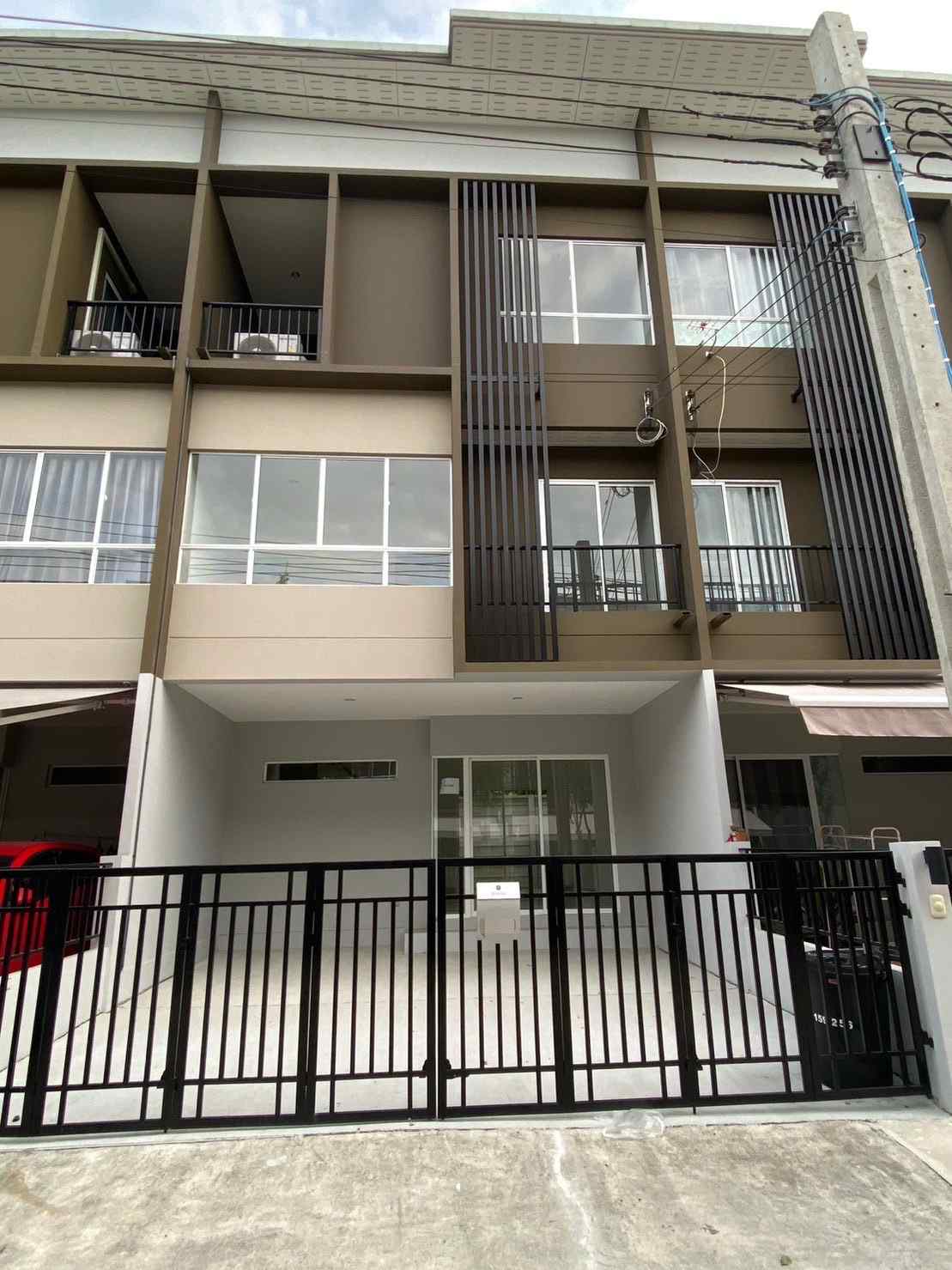 ให้เช่าทาวน์โฮม3ชั้นทำเลดีร่มรื่นอยู่ใกล้แหล่งชุมชน อ.บางบัวทอง จ.นนทบุรี
