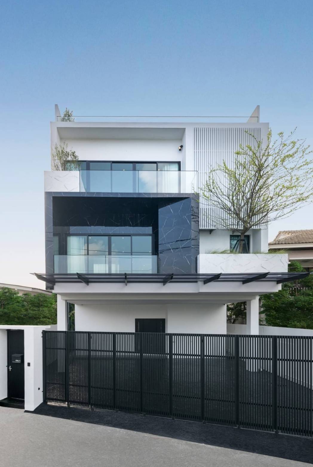 HS511-1ให้เช่าบ้านเดี่ยว 3 ชั้น มีสระว่ายน้ำและสวนบนดาดฟ้า ซอยเอกมัย 10 ตกแต่งหรูพร้อมอยู่