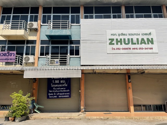 ขายอาคารพาณิชย์ 3 ชั้น (ตึก มือ 2) ตรงข้ามที่ว่าการอำเภอจอมทอง จังหวัดเชียงใหม่   ราคา 1.98 ล้านบาท ขนาดพื้นที่ 16 ตารางวา 1 ห้องโถง 2 ห้องนอน  3 ห้องน้ำ  1 ที่จอดรถ (หน้าบ้าน) 