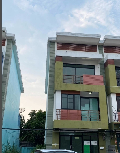 ให้เช่าทาวน์โฮม 3ชั้น ทรัพย์รุ่งเรืองซิตี้ สุขุมวิท 55 มี 3 ห้องนอน 3ห้องน้ำ