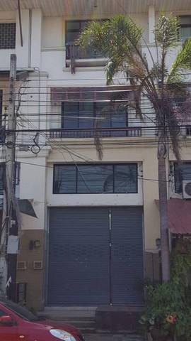 [0450] ให้เช่าอาคารพาณิชย์ 3.5 ชั้น  3นอน 3น้ำ กิ่งแก้ว 14/1  ตัวตึกติดถนนหลักของโครงการกฤษณา-สุวรรณภูมิ เหมาะทำกิจการ ออฟฟิศ และอยู่อาศัย