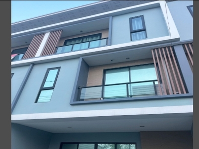 ขายทาวน์โฮม บ้านชญาดา @เวิร์ค บางนา กม.5 ออกซอยศรีด่าน 22 
