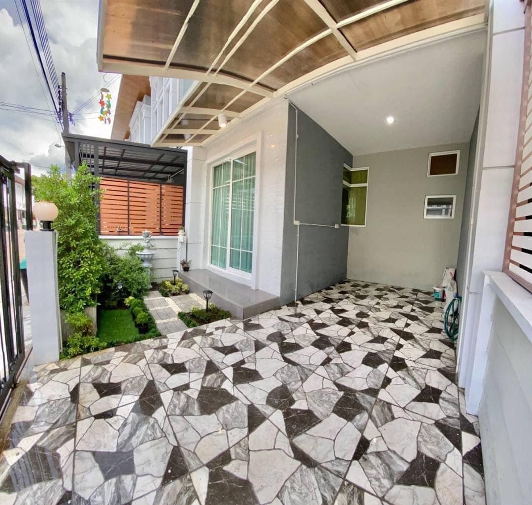ให้เช่าทาวน์เฮาส์ 2 ชั้น หมู่บ้านโกลเด้นทาวน์ บางนา- สวนหลวง  2 ห้องนอน 2 ห้องน้ำ แอร์ 3 ตัว 