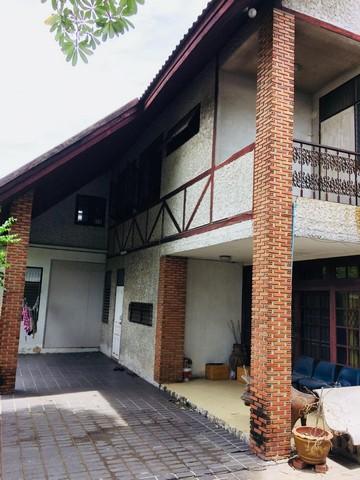 ขายที่ดินพร้อมบ้าน 3 หลัง 203 ตารางวา  ซอยสุขุมวิท 93 ซอยพึ่งมี 46 ย่านบางจาก ห่างจาก BTS บางจาก ประมาณ 2 กิโลเมตร